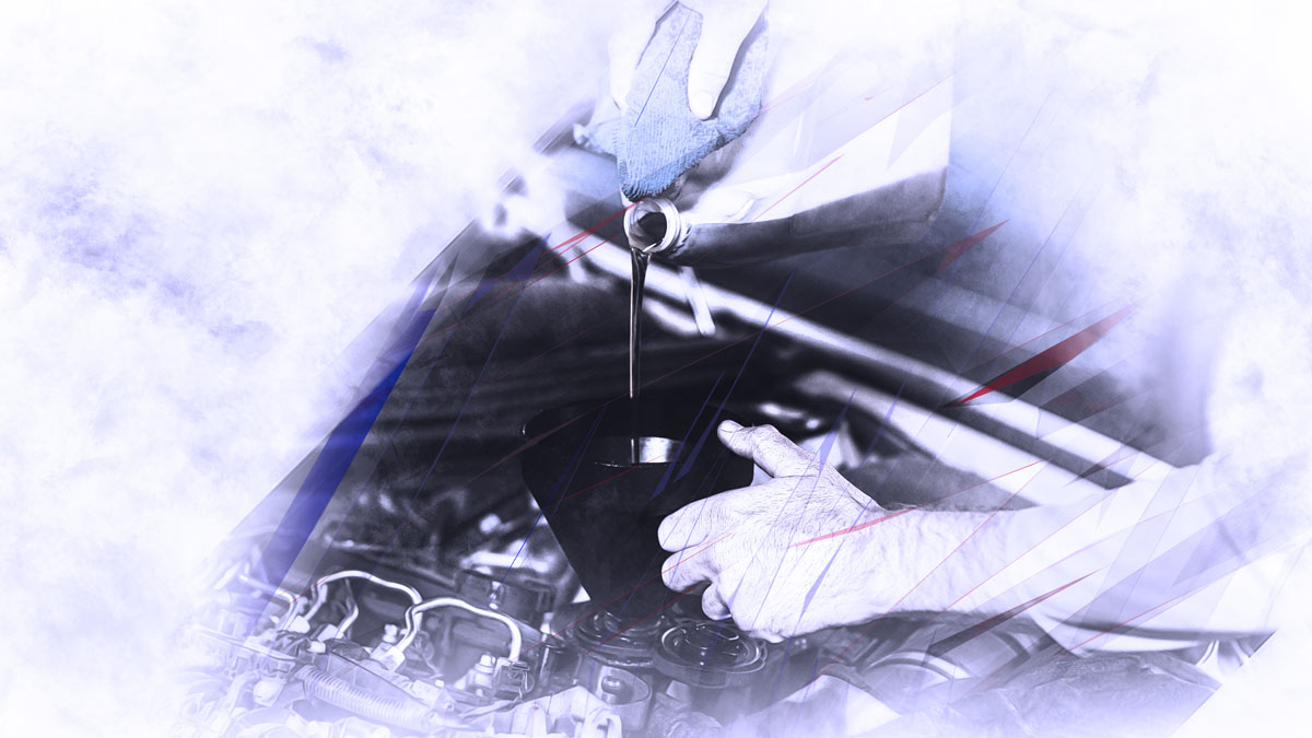 Die Hände eines Mannes halten einen offenne Ölkanister über einen Trichter. Der Mann füllt Motoröl bei einem Auto nach.